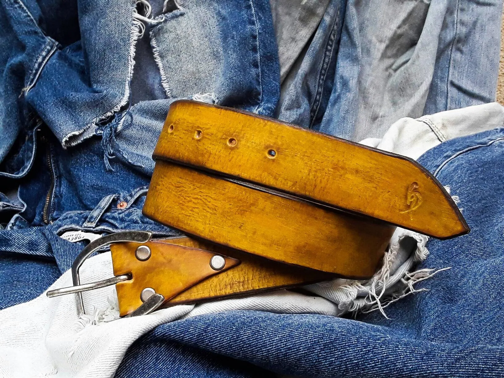 Handmade Yellow Leather Belt with Unique Horseshoe silver Buckle Design - Personalizable Gift for Your Loved One"
