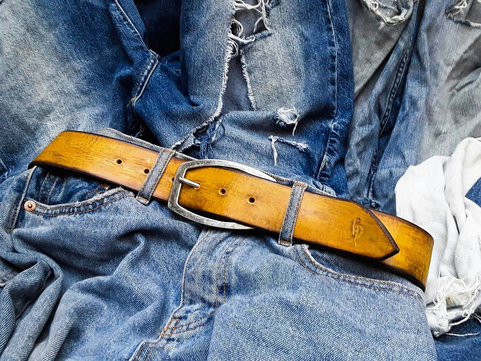 Handmade Yellow Leather Belt with Unique Horseshoe silver Buckle Design - Personalizable Gift for Your Loved One"