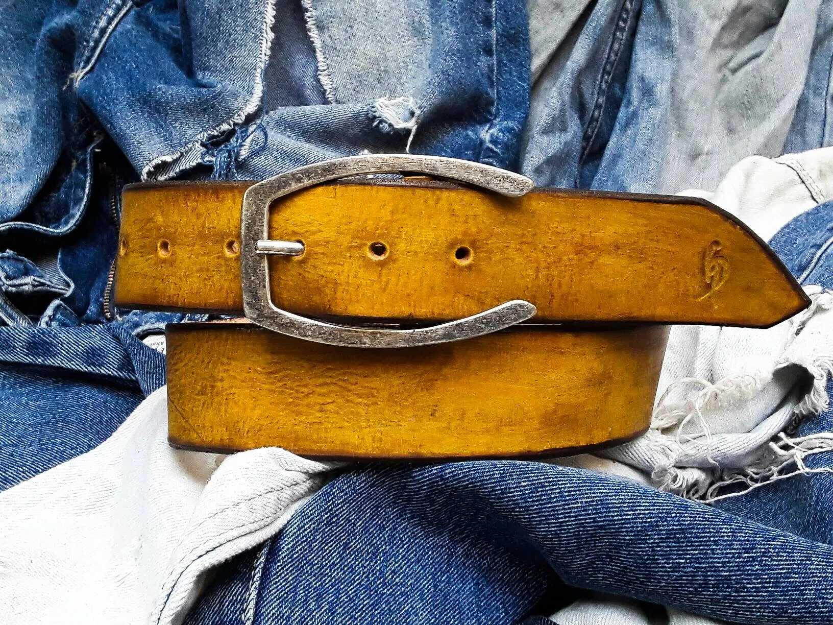 Handmade Yellow Leather Belt with Unique Horseshoe silver Buckle Design - Personalizable Gift for Your Loved One"