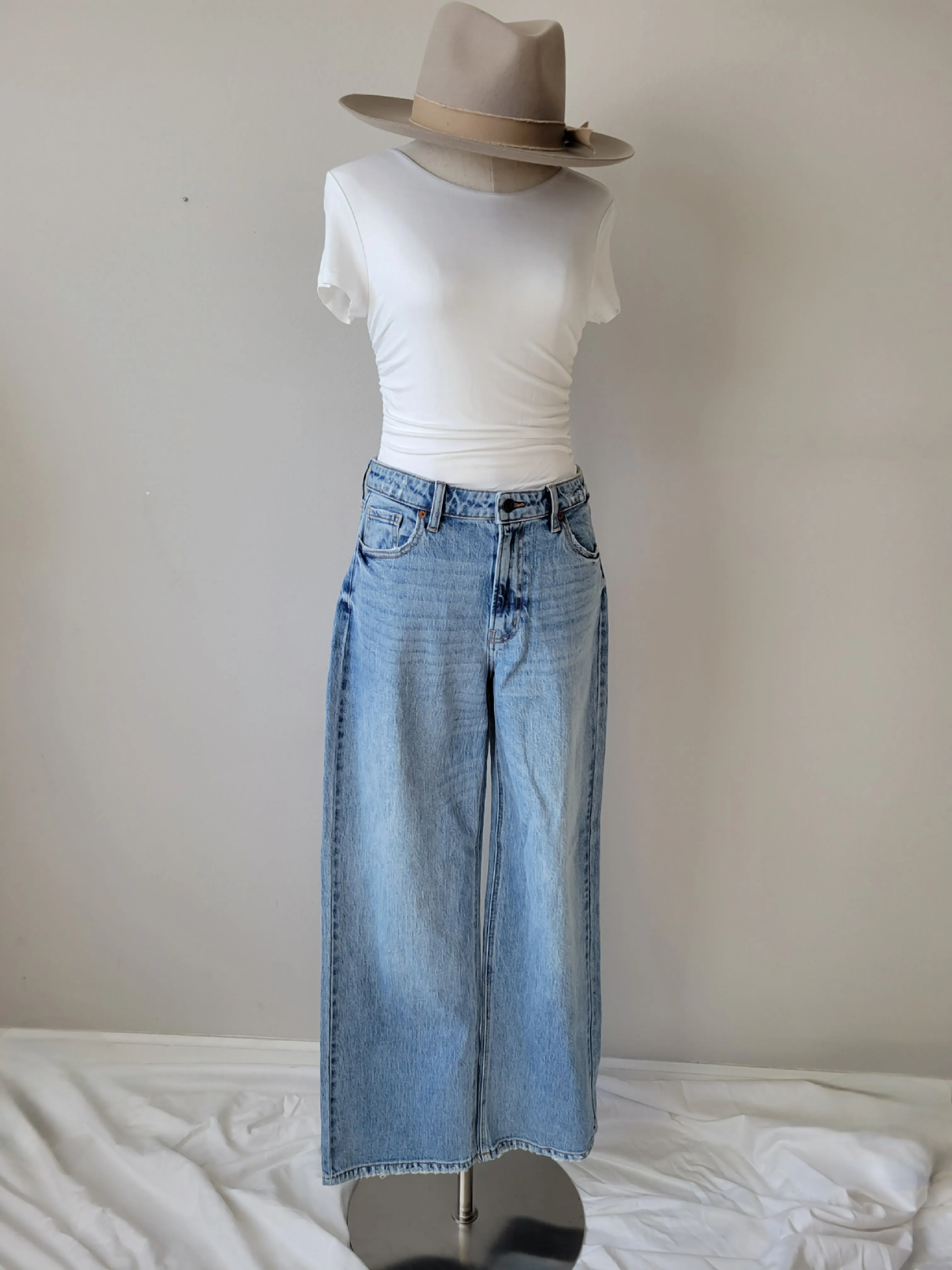 LIGHT WASH LOW RISE WIDE LEG JEANS